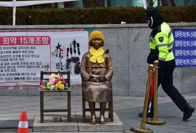 Un statue représentant une « femme de réconfort », érigée devant l’ambassade japonaise à Séoul, sur une phot de décembre 2015.