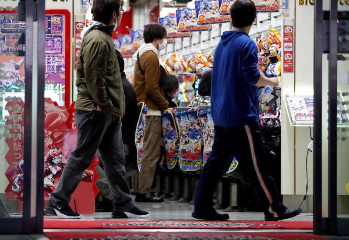 Une salle de Pachinko (billard électrique nippon) fréquentée malgré l’état d’urgence sanitaire, à Tokyo, le 22 avril.