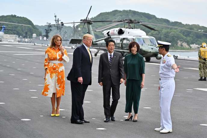 Le président des Etats-Unis, Donald Trump, et sa femme Melania ainsi que le premier ministre japonais Shinzo Abe et son épouse arrivent sur le porte-hélicoptère DDH-184 Kaga sur la base militaire de Yokosuka (Japon), le 28 mai 2019.
