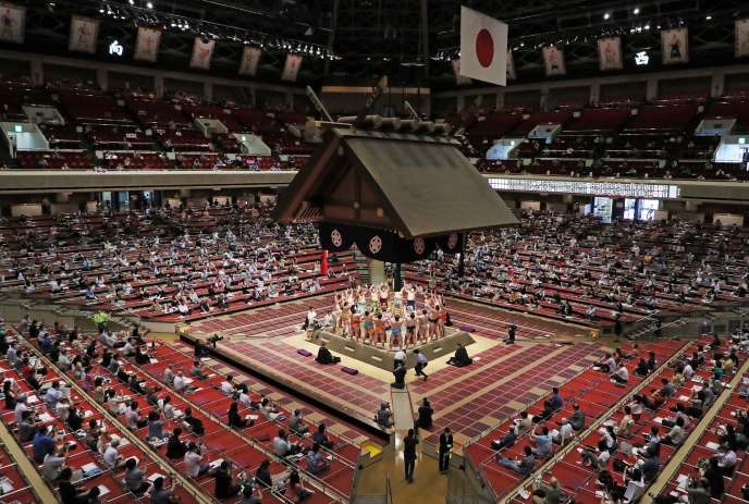 Tournoi de sumo au stade Kokugikan, à Tokyo, le 19 juillet.
