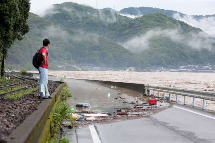 Le fleuve Kuma gonflé par les pluies, à proximité de Yatsushiro, dans la préfecture Kumamoto, le 4 juillet 2020.