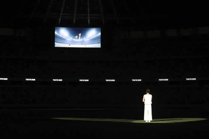 « Je veux voir la flamme de l’espoir brûler dans ce stade l’année prochaine », a déclaré, jeudi 23 juillet, Rikako Ikee, jeune nageuse nippone en phase de guérison d’une leucémie, tout de blanc vêtue et la flamme olympique dans les mains.