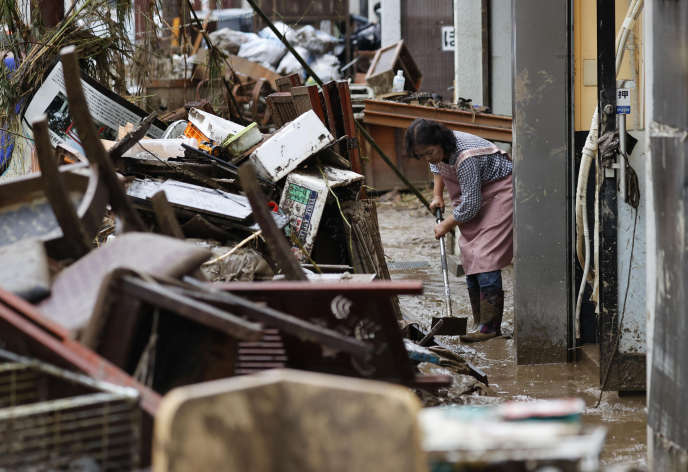 La saison des pluies bat son plein dans l’archipel nippon en ce moment, une période à hauts risques en matière d’inondations, coulées de boue et glissements de terrain. De fortes pluies sont encore attendues dans la région jusqu’à mardi matin.