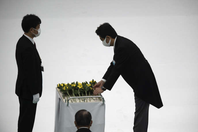 Le premier ministre japonais, Shinzo Abe (à droite), pose une gerbe de fleurs lors des cérémonies marquant la fin de la deuxième guerre mondiale, samedi 15 août 2020 à Tokyo.