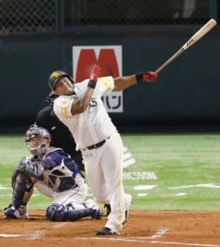 The Hawks' Alfredo Despaigne homers against the Lions on Friday in Fukuoka. | KYODO