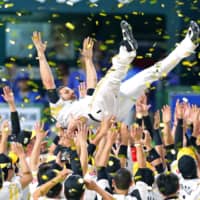 Hawks reliever Dennis Sarfate is given a doage toss after Game 6 of the 2017 Japan Series on Nov. 4 in Fukuoka | KYODO