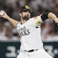 Hawks closer Dennis Sarfate pitches during a game in October 2017 in Fukuoka. | KYODO