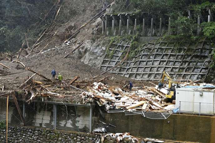Quatre personnes sont portées disparues dans la préfecture japonaise de Miyazakiaprès un glissement de terrain ayant fait basculer des maisons dans un cours d’eau.