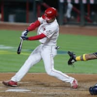 Reds left fielder Shogo Akiyama hits a single against the Brewers on Sept. 21 in Cincinnati. | USA TODAY / VIA REUTERS