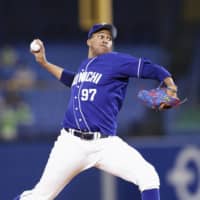 The Dragons' Raidel Martinez pitches against the Swallows on Friday at Jingu Stadium. | KYODO
