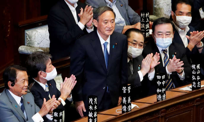 Le premier ministre japonais nouvellement élu, Yoshihide Suga, est debout alors qu’il a été choisi comme nouveau premier ministre à la Chambre basse du Parlement à Tokyo, au Japon, le 16 septembre 2020.