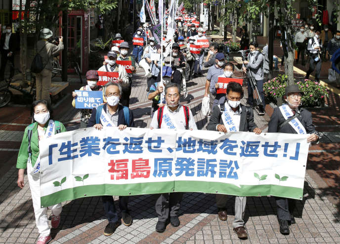 Manifestation devant  la Haute Cour de Sendai alos que celle-ci statue sur la responsabilité de l’Etat japonais et de la Compagnie d’électricité de Tokyo (Tepco) dans la catastrophe nucléaire de Fukushima, le 30 septembre.