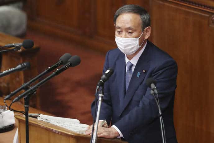 Yoshihide Suga, lors de sa première prise de parole politique devant le Parlement depuis son arrivée au pouvoir en septembre, le 26 octobre.