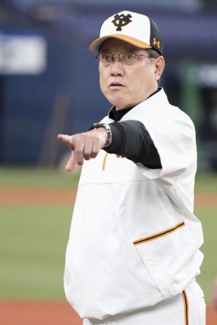 Yomiuri manager Tatsunori Hara leads the team in a training session on Wednesday at Osaka's Kyocera Dome. | YOMIURI GIANTS / VIA KYODO