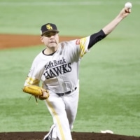 Hawks starter Matt Moore delivers against the Giants during Game 3 of the Japan Series on Sunday. | KYODO