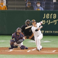 The Giants' Hayato Sakamoto connects on the 2,000th hit of his career on Sunday at Tokyo Dome. | KYODO