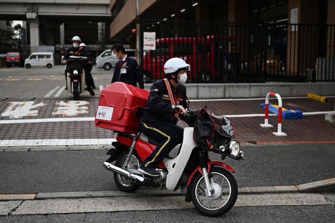 Un postier dans une rue de Tokyo, le 17 avril 2020.