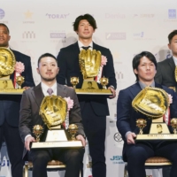 Hiroshima's Ryosuke Kikuchi (front left), SoftBank's Takuya Kai (front right), Chunichi's Dayan Viciedo (behind left), Nippon Ham's Taishi Ota (behind center) and SoftBank's Akira Nakamura pose with their Golden Glove awards after Friday's ceremony. | KYODO