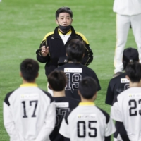 Hawks manager Kimiyasu Kudo (center) speaks to his players before practice on Nov. 23 at Fukuoka's PayPay Dome. | KYODO