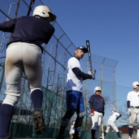 Ichiro Suzuki speaks during a Chiben Wakayama practice on Friday. | KYODO