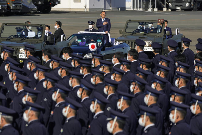 Le premier ministre japonais, Yoshihide Suga, passe en revue les forces armées aériennes japonaises sur la base de Sayama, au nord-est de Tokyo, le 28 novembre.