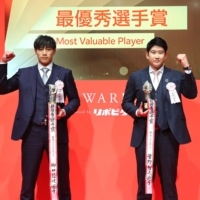 Pacific League MVP Yuki Yanagita (left) and Central League MVP Tomoyuki Sugano pose for photos during the NPB Awards in Tokyo on Thursday night. | KYODO