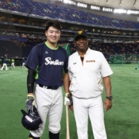 Warren Cromartie poses with Swallows star Munetaka Murakami at Tokyo Dome. | COURTESY OF WARREN CROMARTIE 