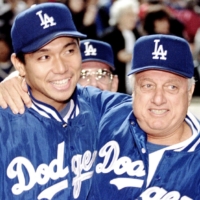 Dodgers manager Tommy Lasorda congratulates pitcher Hideo Nomo following the Japanese hurler's first MLB win in Los Angeles on June 2, 1995. | REUTERS / VIA KYODO