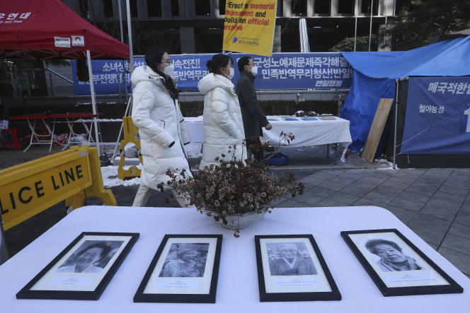 Des portraits d’anciennes « femmes de réconfort » sud-coréennes près de l’ambassade du Japon, à Séoul, le 8 janvier 2021.