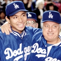Dodgers manager Tommy Lasorda congratulates pitcher Hideo Nomo following the Japanese hurler's first MLB win in Los Angeles on June 2, 1995. | REUTERS / VIA KYODO
