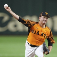 Tomoyuki Sugano will pitch for the Giants in 2021 after failing to sign with an MLB club during his one-month posting. | KYODO