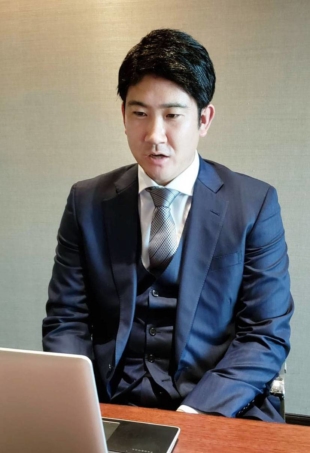 Tomoyuki Sugano speaks to reporters after signing a reported ¥800 million, one-year contract with the Giants on Thursday. | YOMIURI GIANTS / VIA KYODO