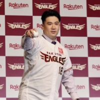 Masahiro Tanaka poses for photos during a news conference at a Tokyo hotel on Saturday. | KAZ NAGATSUKA 