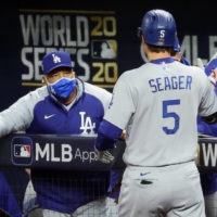 Dodgers manager Dave Roberts (left) celebrates with shortstop Corey Seager during a game against the Rangers in Arlington, Texas, on Oct. 24, 2020. | USA TODAY / VIA REUTERS
