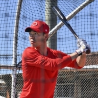 Shogo Akiyama bats during a spring training practice on in Goodyear, Arizona, on Feb. 22 | CINCINNATI REDS / VIA KYODO