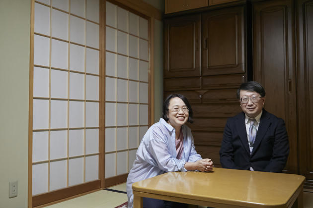 Tomoko et Toshi Hatsuzawa, dans leur maison à Fukushima le 5 mars 2021. Naoyuki, leur fils de 21 ans, est parti faire des études à Saitama.