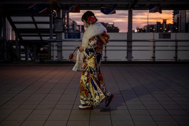 Une femme vêtue d’un kimono dit « furisode », symbolisant l’entrée dans l’âge adulte lors du 20e anniversaire, à Kyoto au Japon, le 11 janvier.