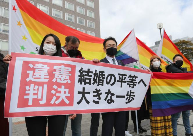 Des militants saluent l’annonce de l’anticonstitutionnalité de la non-reconnaissance du mariage homosexuel, à Sapporo au Japon, le 17 mars.
