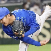 The BayStars' Yasuaki Yamasaki pitches against the Giants during the seventh inning at Tokyo Dome on Sunday. | KYODO