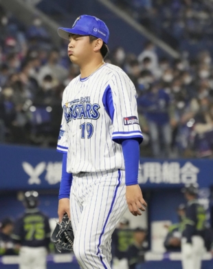 BayStars reliever Yasuaki Yamasaki walks back to the bench after the eighth inning against the Swallows on Tuesday at Yokohama Stadium. | KYODO