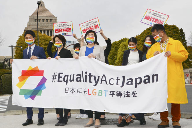 Des militants LGBTQ manifestent devant le parlement avant de soumettre une pétition au parti au pouvoir pour l’égalité des droits, à Tokyo, le 25 mars.