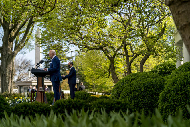 Le président Joe Biden et le premier ministre japonais Yoshihide Suga, dans la roseraie de la Maison Blanche, à Washington, le 16 avril 2021.