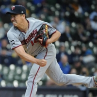 Twins starter Kenta Maeda pitches against the Brewers at American Family Field in Milwaukee on Thursday. | USA TODAY / VIA REUTERS