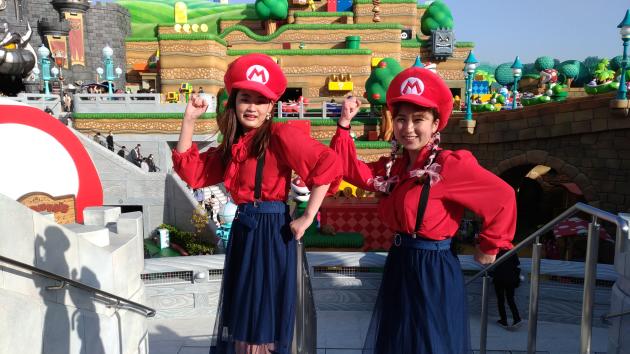 Amane et Reina à la découverte de Super Nintendo World, le jour de l’ouverture, le 18 mars 2021.