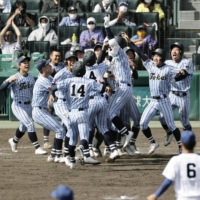Kanagawa Prefecture's Tokaidai Sagami celebrates after a walk-off victory in the spring Koshien final in Nishinomiya, Hyogo Prefecture, on Thursday. | KYODO