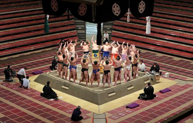 Au premier jour du tournoi de sumo organisé en l’absence de spectateurs dans l’enceinte du Kokugikan à Tokyo, le 9 mai 2021.