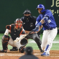 Chunichi's Dayan Viciedo hits a two-run home run during the fifth inning of the Dragons' win over the Giants at Tokyo Dome on Saturday. | KYODO