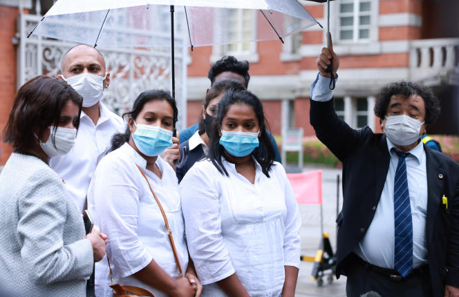 Les deux sœurs et l’avocat de Ratnayake Liyanage Wishma Sandamali, décédée en détention, avant leur rencontre avec la ministre japonaise de la justice, Yoko Kamikawa, à Tokyo, le 18 mai 2021.