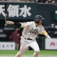 The Hawks' Yuki Yanagita gets a hit against the Eagles during the fourth inning on Tuesday in Fukuoka. | 　４回ソフトバンク２死二塁、柳田が中前に適時打を放つ＝ペイペイドーム