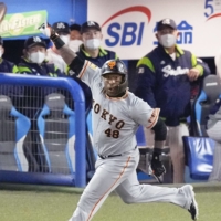 Zelous Wheeler reaacts after a giving the Giants the lead with a solo home run against the Swallows during the ninth inning at Jingu Stadium on Tuesday. | KYODO